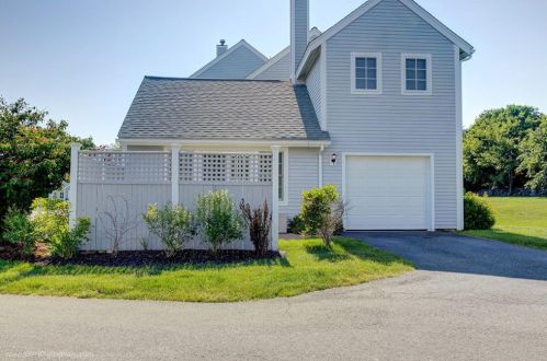 414 Corey Ln, Middletown RI 02842-5659 exterior