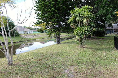 372 Carter Ave, Fort Pierce FL 34983-2998 exterior