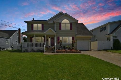 526 18th St, Babylon, NY 11704-2209
