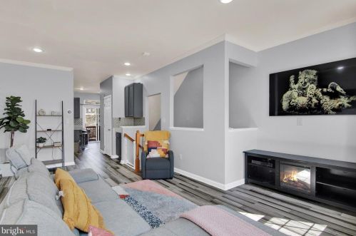 8515 Towne Manor Ct, Alexandria VA  22309-4504 exterior