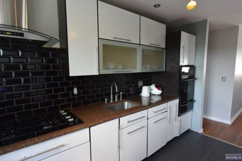 157 Cottage Pl, Fairview NJ  07022-1805 exterior