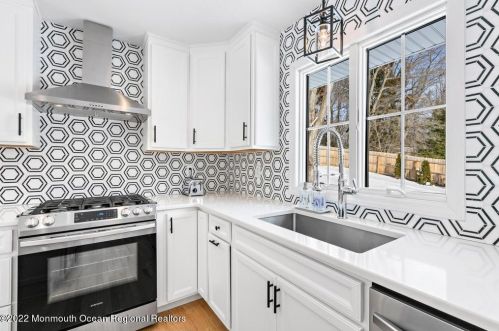 284 Pelican Rd, Middletown NJ 07748-3040 exterior