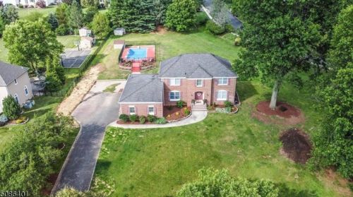 2 Arrowsmith Dr, Bridgewater NJ  08807-3801 exterior