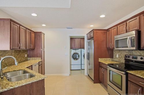 7 Huarte Way, Fort Pierce FL 34952-8517 exterior