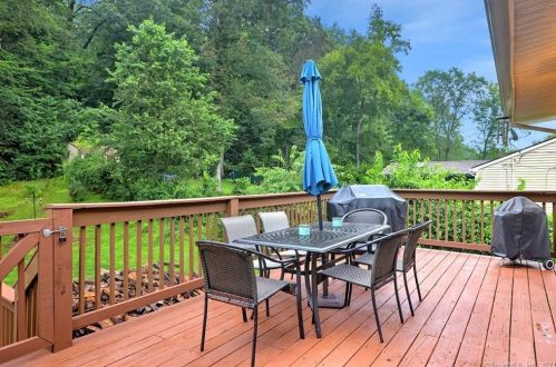 12 Raymond Dr, Meriden CT 06451-6228 exterior