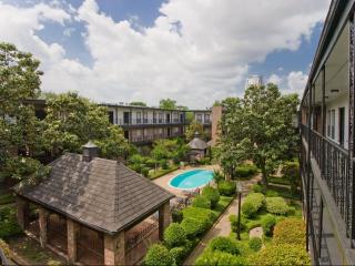 3433 Dallas St, Houston TX  77019-3909 exterior