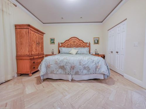 834 105 Ave, Naples FL 34108-1844 exterior