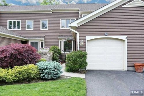 264 Westervelt Ln, Mahwah, NJ 07430-3227