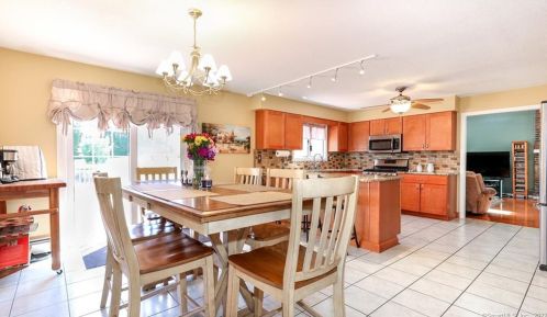 41 Brockett Farm Rd, North Haven CT 06473-3583 exterior