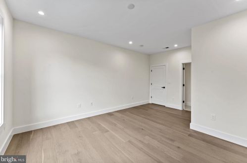 1327 Mayflower Dr, Mc Lean VA 22101-3405 exterior