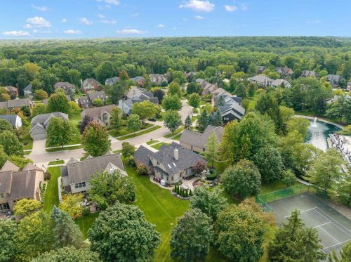 1039 Bloomview Cir, Rochester MI 48307-1728 exterior