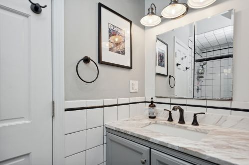 1338 Grace St, Chicago IL  60613-2825 exterior