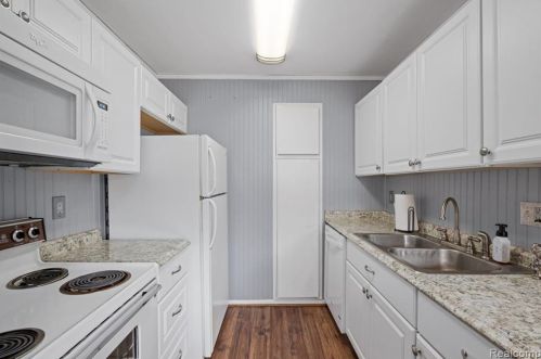 405 Rockwell St, Fenton MI 48430-2341 exterior