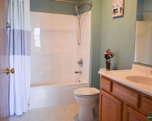 2106 Miller Crk Dr, Duluth MN 55811-1882 exterior