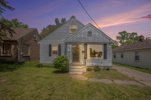 1423 Leonard St, Grand Rapids MI 49505-5552 exterior