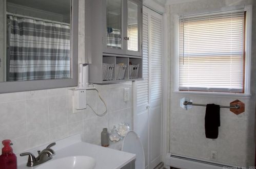 39 Ganny Ter, Enfield CT 06082-3044 exterior