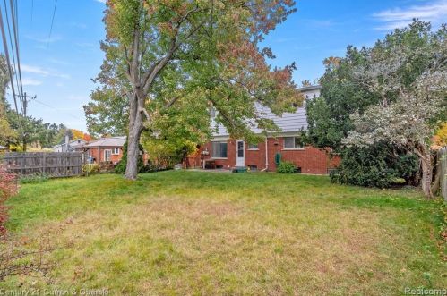 5975 Hubbell St, Dearborn Heights MI 48127-2445 exterior