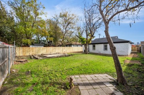 2521 Amelia St, Dallas TX  75235-8222 exterior