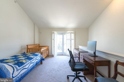 206 Admirals Way, Philadelphia PA 19146-5213 exterior