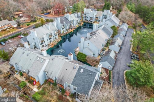 11120 Glade Dr, Herndon VA 20191-4706 exterior