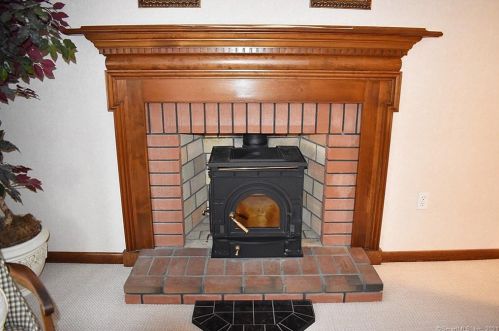 7 Orbit Dr, Enfield CT 06082-5528 exterior