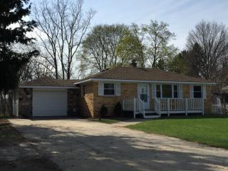 15150 Charluene Dr, Fenton MI  48430-1404 exterior