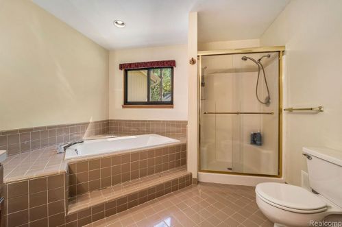 4082 Pinestead Dr, Walled Lake MI 48390-1344 exterior