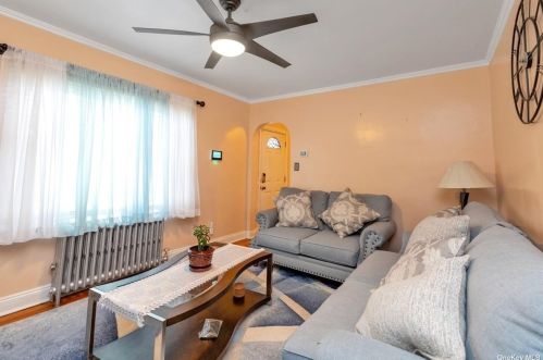 2 Henry St, Valley Stream NY  11580-1016 exterior