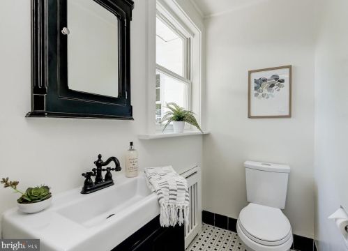 3912 Blackthorn St, Bethesda MD 20815-5056 exterior