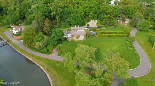 33 Mdw Wood Dr, Greenwich CT 06830-7023 exterior