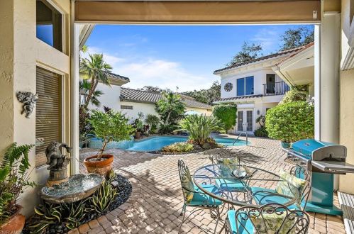 1052 Grand Isle Dr, Naples FL 34108-3325 exterior