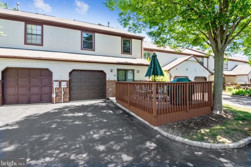 35 Aspen Dr, New Brunswick NJ 08902-1052 exterior