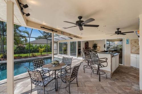 160 Madison Dr, Naples FL 34110-1323 exterior