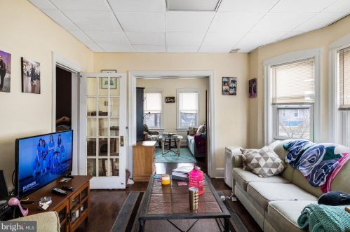 31 Clinton Ave, Camden NJ 08109-2006 exterior