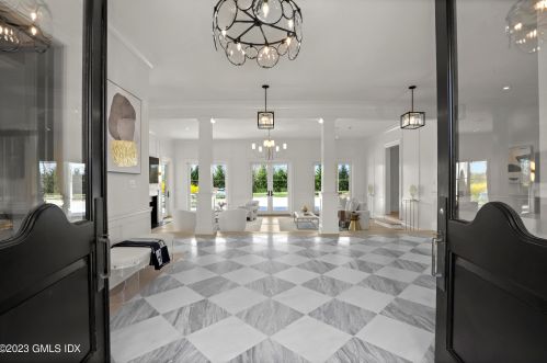 32 Meadowcroft Ln, Greenwich CT 06830-3823 exterior