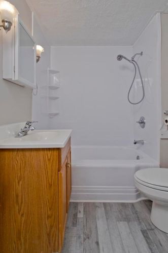 35 Prospect St, Enfield CT 06082-3443 exterior