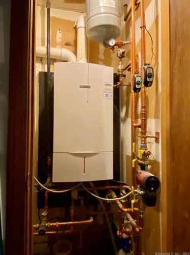 22 Bridle Path Ln, Manchester CT 06042-8303 exterior