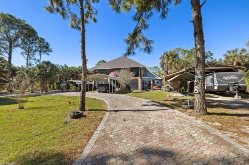 561 2 St, Naples FL 34117-9366 exterior