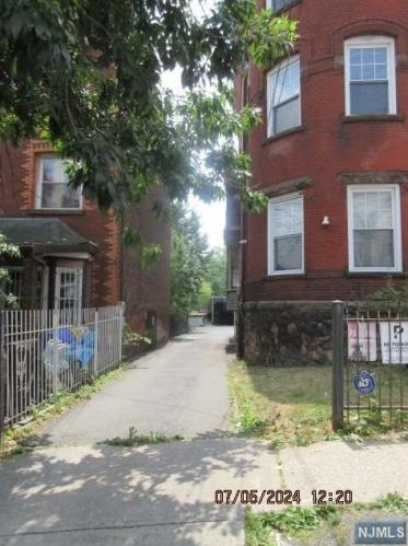 128 3rd Ave, Newark NJ  07104-2732 exterior