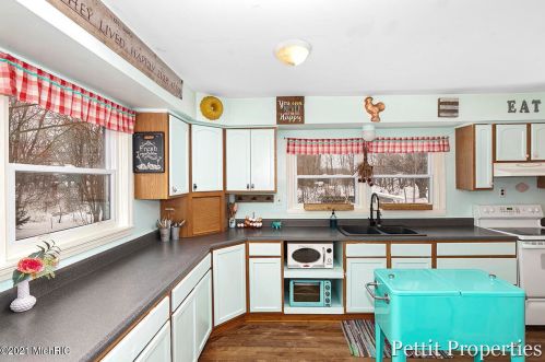 10049 Cressey Rd, Plainwell MI 49080-9044 exterior