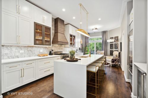 700 Orleans St, Chicago IL 60610-5017 exterior