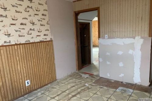 39 Ash St, Central Islip NY 11722-3828 exterior