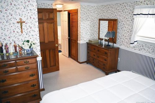 7 Orbit Dr, Enfield CT 06082-5528 exterior