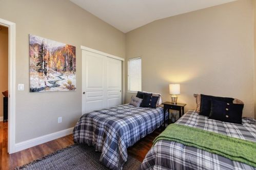 700 Diamond Glen Cir, Folsom CA 95630-3157 exterior