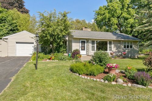 30 Robinhood Dr, Grand Rapids, MI 49546-2102