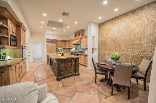 5761 Echo Canyon Cir, Phoenix AZ  85018-1270 exterior