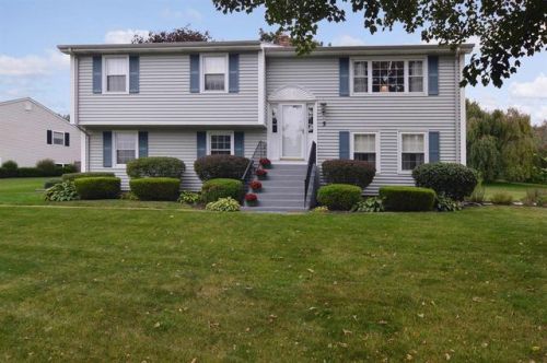 5 Pocahontas Dr, Middletown, RI 02842-4566
