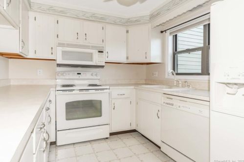 186 Metacomet Dr, Meriden CT 06450-3571 exterior