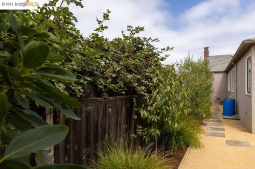 1424 Harmon St, Berkeley CA 94703-2725 exterior