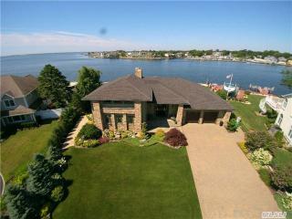 96 Lucinda Dr, Babylon, NY 11702-3714
